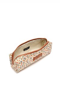 Kvetinová peračník s krémovým pozadím, zdobený malými oranžovými a modrými kvetmi. Hnedý kožený štítok a zips s obložením. Pohľad otvoreného puzdra.