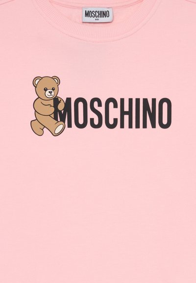 Felpa di cotone rosa con grafica di un orso cartoon e testo nero "MOSCHINO". Collo rotondo e polsini a coste. Tessuto morbido.