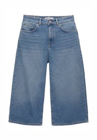 Culottes de mezclilla azul claro con un diseño de pierna ancha, cintura alta, dos bolsillos frontales y un cierre de botón. Presentan una sutil textura desgastada.
