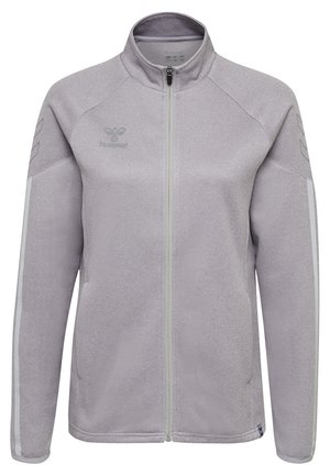 Hellgraue Fitnessjacke mit hohem Kragen, durchgehendem Reißverschluss und weißen Seiteneinsätzen. Mit einem Logo auf der Brust und strukturiertem Stoff.