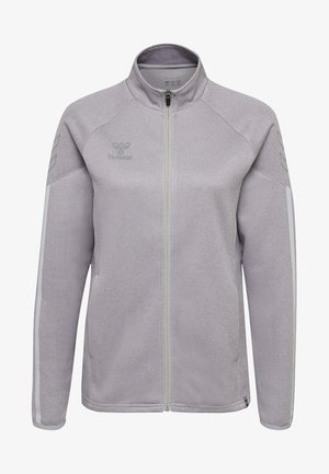 Chaqueta de fitness gris claro con cuello alto, cremallera de longitud completa y paneles laterales blancos. Presenta un logo en el pecho y una tela texturizada.