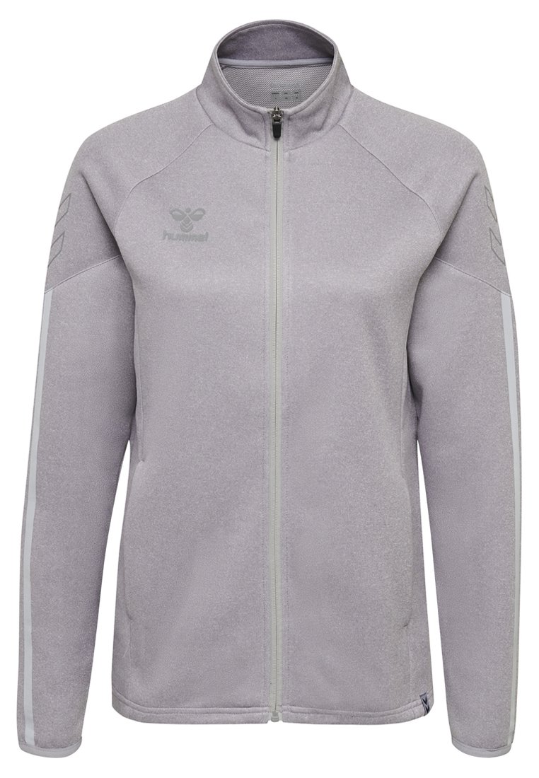 Hellgraue Fitnessjacke mit hohem Kragen, durchgehendem Reißverschluss und weißen Seiteneinsätzen. Mit einem Logo auf der Brust und strukturiertem Stoff.