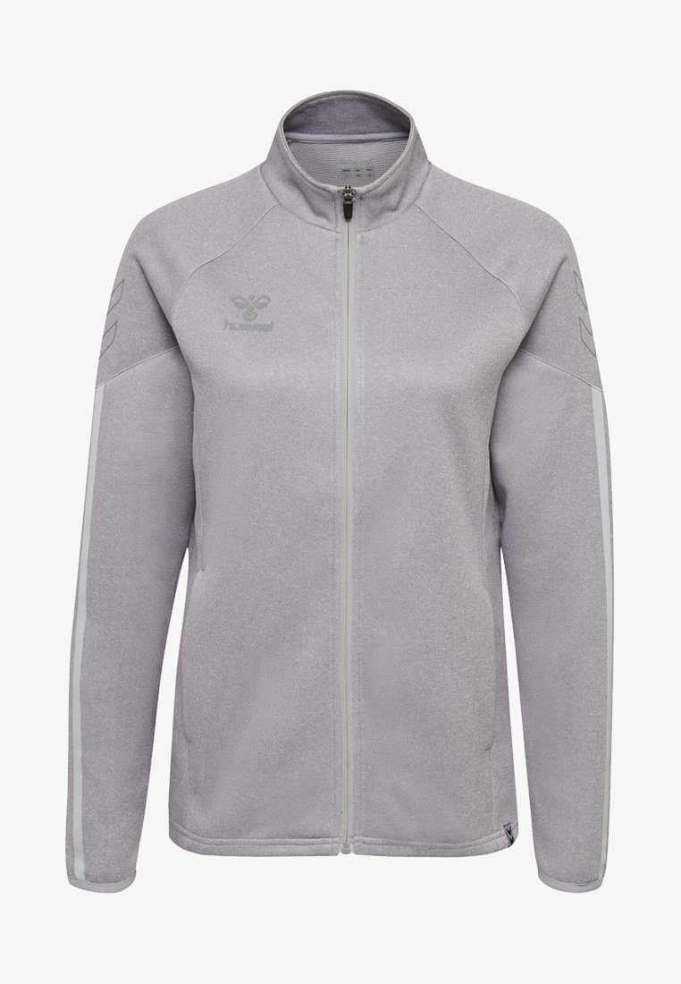 Hellgraue Fitnessjacke mit hohem Kragen, durchgehendem Reißverschluss und weißen Seiteneinsätzen. Mit einem Logo auf der Brust und strukturiertem Stoff.