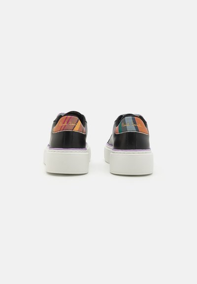 Crne kožne cipele s bijelim platformama. Potplat ima višebojni uzorak, a na svakoj strani nalazi se "Paul Smith" logo u zlatu.