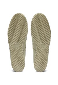 Beiga sneakersulor med ett strukturerat rutmönster, med en logotyp i mitten och släta sidodetaljer. Hållbar gummibyggnation.