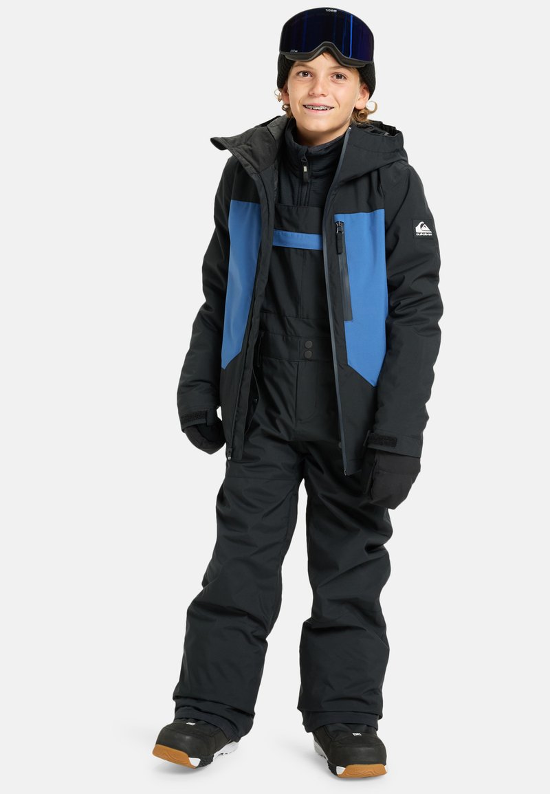 Sort og blå isoleret snowboarddragt med hætte, frontlynlås og justerbare stropper. Inkluderer handsker og skibriller, velegnet til vintersport.