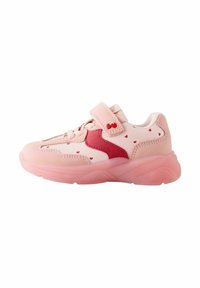 Baskets de sport roses avec un superposé blanc et rouge. Présentent un bout rond, un col rembourré, une sangle Velcro et de petits motifs en forme de cœur sur les côtés.