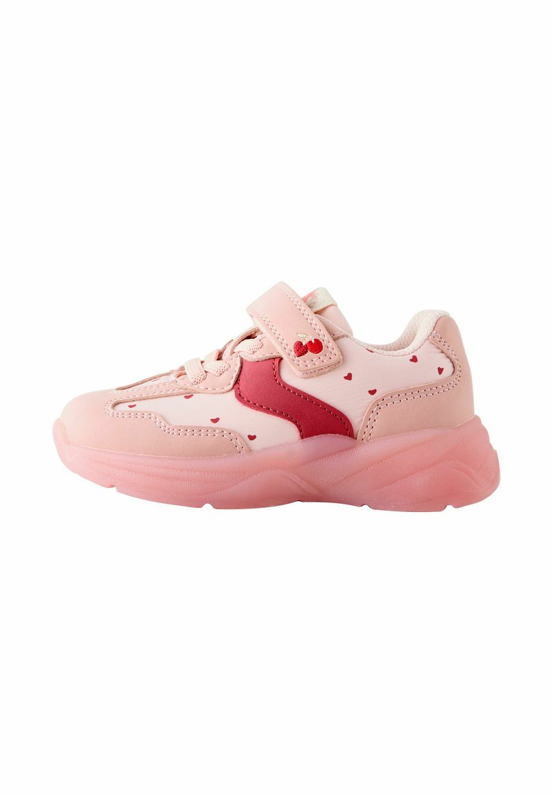 Baskets de sport roses avec un superposé blanc et rouge. Présentent un bout rond, un col rembourré, une sangle Velcro et de petits motifs en forme de cœur sur les côtés.