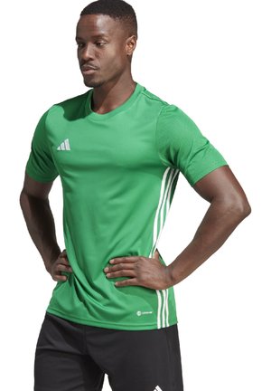 Camiseta deportiva verde hecha de un tejido ligero, con mangas cortas, cuello redondo, tres franjas blancas a los lados y un logo de Adidas.