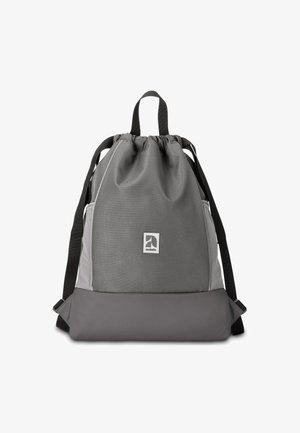 Grå rygsæk med snoretræk, stor hovedrum, meshnette sidelomme, sorte stropper og et logo patch på forsiden.