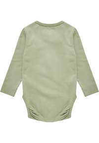 Długi rękaw bodziak dla niemowląt w miękkim, szałwiowym zielonym kolorze. Posiada okrągły dekolt i marszczone wykończenie z tyłu dla pewnego dopasowania.