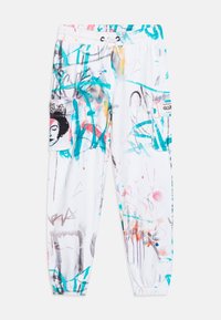 Witte cargobroek met een meerkleurig spuitverfontwerp, elastische tailleband, trekkoord en zijzakken met grafische accenten.