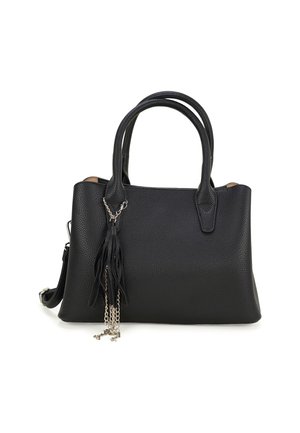 Schwarze Ledertasche mit doppelten Griffen, abnehmbarem Schulterriemen und dekorativen Quasten mit silbernen Ketten auf weißem Hintergrund.