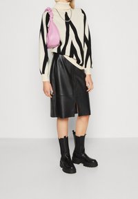 YAS Pouzdrová sukně - black