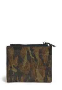 Portafoglio camouflage con una superficie morbida e strutturata in tonalità terrose di verde e marrone, dotato di chiusura con zip e bordi neri.