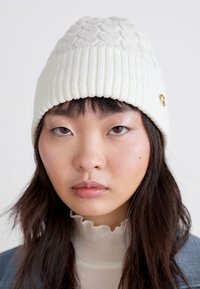 COACH CABLE BEANIE - Čiapka - chalk