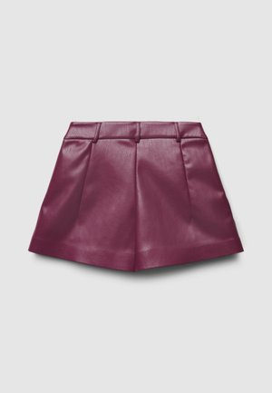 Shorts en cuir bordeaux à texture lisse, avec un devant plat, deux plis et des passants pour ceinture à la taille.