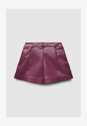 Shorts en cuir bordeaux à texture lisse, avec un devant plat, deux plis et des passants pour ceinture à la taille.