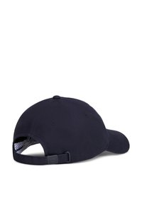 Casquette de baseball marine avec une visière courbée, une sangle arrière ajustable, un tissu texturé et une doublure intérieure rayée. Comprend des œillets d'aération.