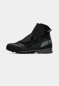 Bota de caminhada impermeável preta com sola de borracha texturizada, sistema de amarração BOA, design de altura média e detalhes refletivos para visibilidade.