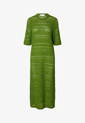 Zaļa adīta kleita ar īsām piedurknēm, ar faktūru un brīvu piegriezumu, kas krīt zem ceļgaliem. Apaļa kakla izgriezuma forma un vaļēja austība.