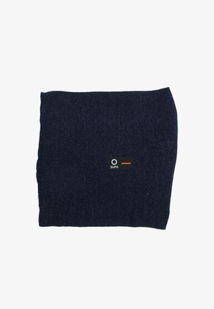 Collo scaldacollo lavorato a maglia di colore blu scuro, con una piccola etichetta nera che presenta un cerchio bianco, del testo e una linea arancione.