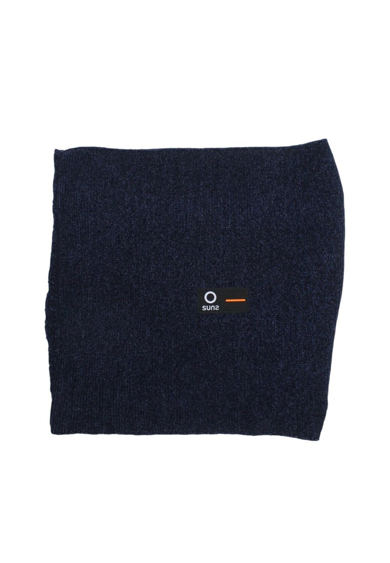 Collo scaldacollo lavorato a maglia di colore blu scuro, con una piccola etichetta nera che presenta un cerchio bianco, del testo e una linea arancione.