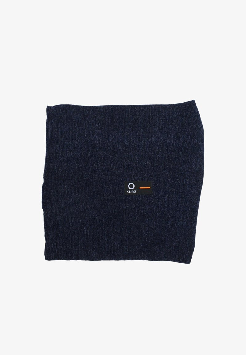 Collo scaldacollo lavorato a maglia di colore blu scuro, con una piccola etichetta nera che presenta un cerchio bianco, del testo e una linea arancione.