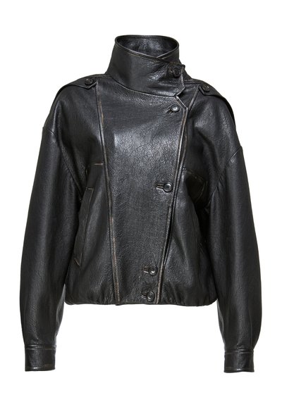 Čierna bunda z umelého kože s vysokým golierom, asymetrickým zapínaním na gombíky, dlhými rukávmi a mierne skráteným strihom.