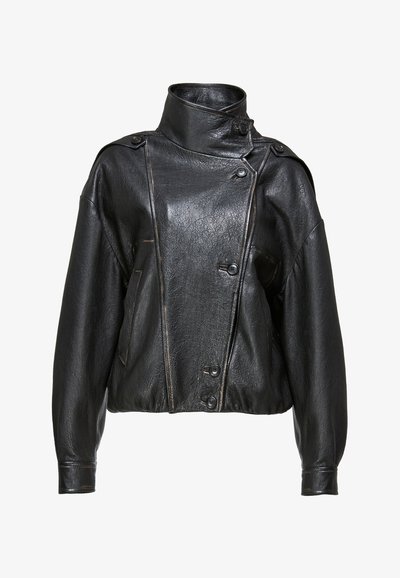 Čierna bunda z umelého kože s vysokým golierom, asymetrickým zapínaním na gombíky, dlhými rukávmi a mierne skráteným strihom.