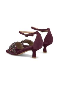 Sandales à talons en daim bordeaux avec un embellissement perlé sur la bride avant et une bride de cheville avec fermeture à boucle.