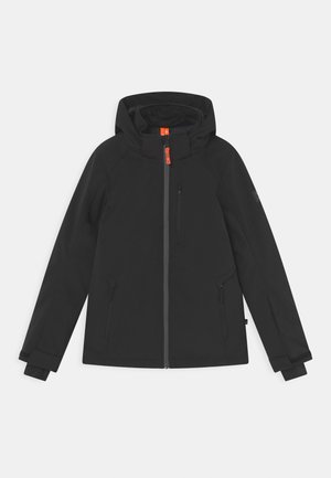 Schwarze Softshell-Jacke mit Kapuze, durchgehendem Frontreißverschluss, Brusttasche, zwei seitlichen Reißverschlusstaschen und verstellbaren Bündchen am Handgelenk.