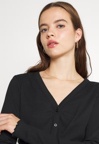 Noisy May NMDRAKEY L/S CROPPED - Adīta jaka - black