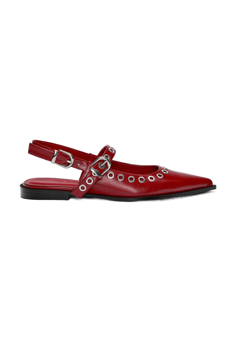 Rote Leder-Slingback-Schuhe mit spitzer Zehenform, verstellbarem Schnallenriemen und silbernen Ösenakzenten am Öffnung. Flache Sohle.