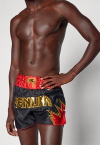 Venum INFERNO 2.0 MUAY THAI SHORTS - Športne kratke hlače - deep black/cherry red