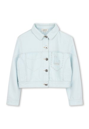 Veste en jean bleu clair raccourcie avec fermeture boutonnée, deux poches poitrine et détail de logo brodé. Boutons argentés et coutures contrastées.