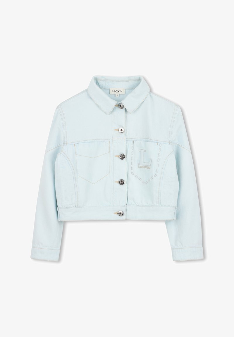 Veste en jean bleu clair raccourcie avec fermeture boutonnée, deux poches poitrine et détail de logo brodé. Boutons argentés et coutures contrastées.