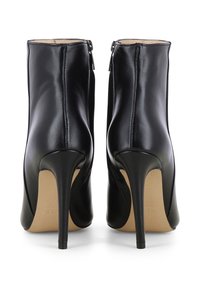 Schwarze Knöchelstiefel aus glattem Leder mit einem eleganten Design, spitzer Zehe, hohen Stiletto-Absätzen und einem seitlichen Reißverschluss.