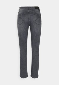 Jean droit gris foncé vu de dos avec deux poches arrière et des passants pour ceinture à la taille.