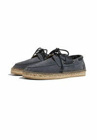 Espadrilles in dunkelblauem Canvas mit einer geflochtenen Jutesohle. Verfügt über schwarze Schnürsenkel und Metallösen für einen sicheren Sitz.