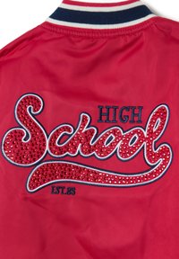 Rote Satin-Bomberjacke mit gesticktem "School" Schriftzug, verziert mit roten Strasssteinen und einem kragen mit navy-akzentuierten Streifen.