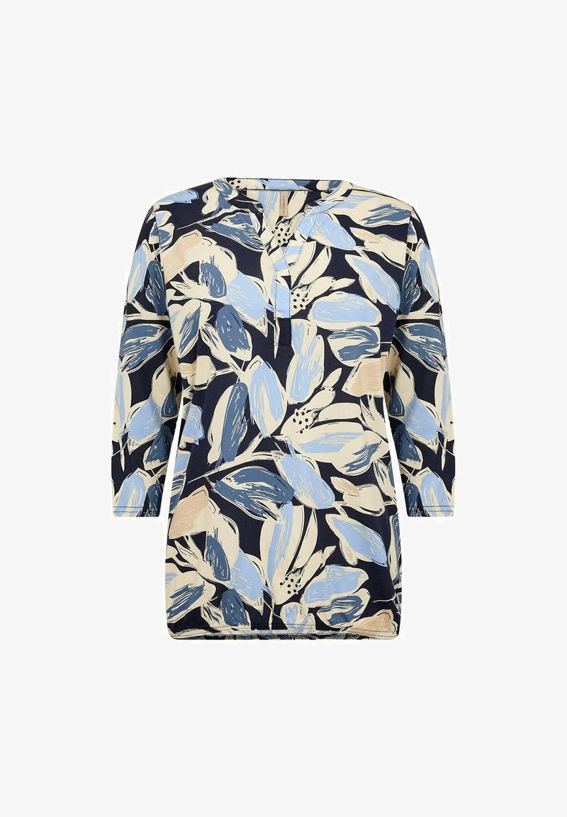 Blusenshirt mit floralem Druck und Dreiviertelärmeln, auf einem dunkelblauen Hintergrund mit hellblauen und beigen Blütenblättern sowie einem V-Ausschnitt.