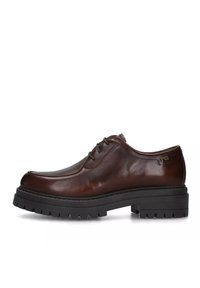 Zapato de cuero marrón con cordones, punta redondeada, suela de goma negra gruesa con tachuelas y un sutil logotipo en el costado.