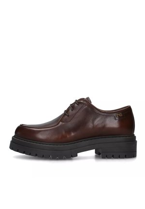 Scarpa in pelle marrone con lacci, punta arrotondata, suola in gomma nera spessa con profili e un logo discreto sul lato.