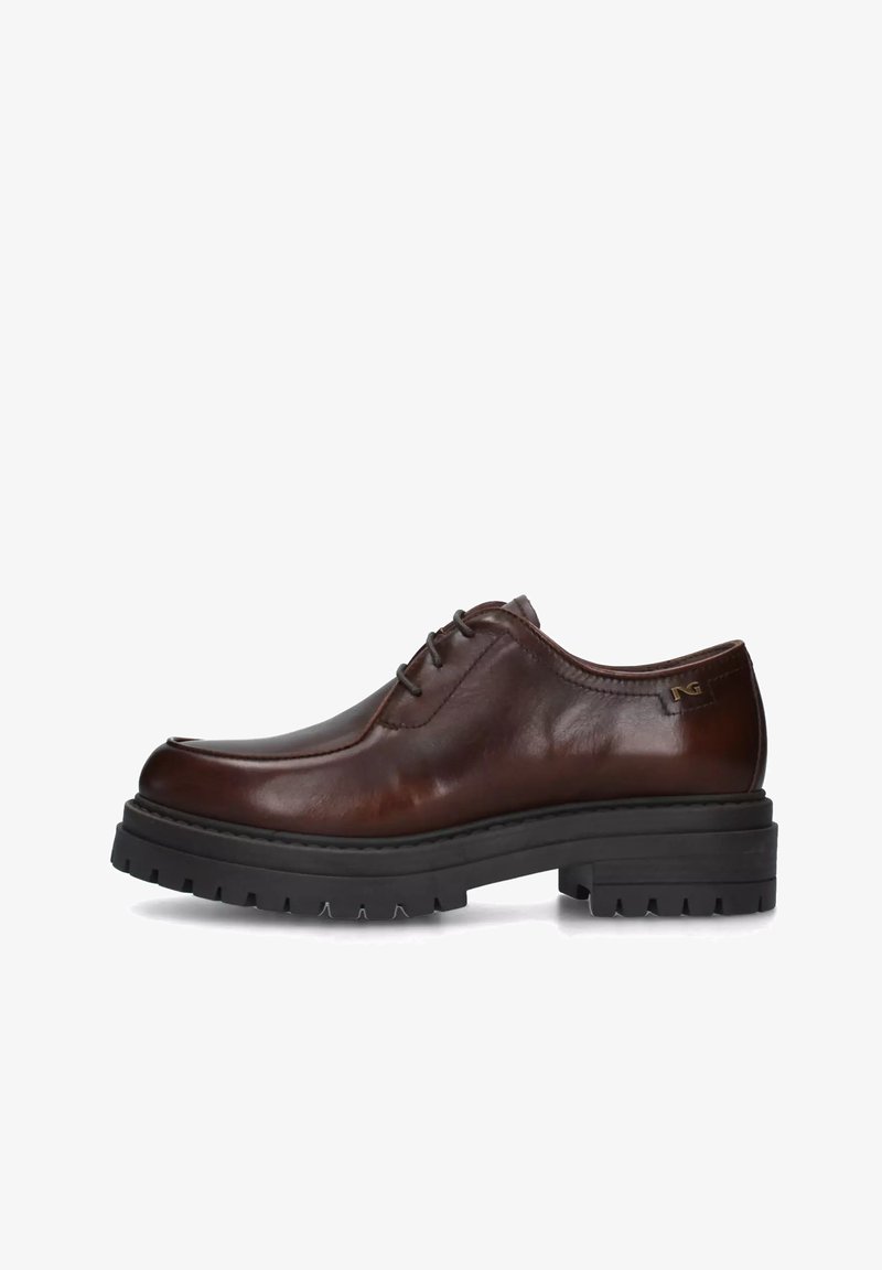 Bruine leren veterschoen met een ronde neus, dikke zwarte rubberen zool met profiel en subtiele branding aan de zijkant.