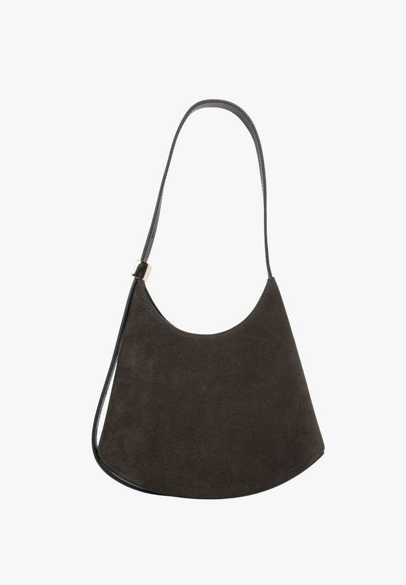 Semišová kabelka přes rameno v tmavě šedé barvě s zakřiveným, půlkruhovým tvarem. Má tenký černý popruh a hladkou texturu.