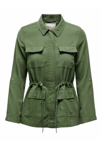 Giacca verde oliva realizzata in tessuto leggero, dotata di un colletto, vita regolabile con cordino e grandi tasche frontali con pattine.