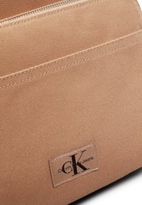 Calvin Klein Jeans ESSENTIALS CAMPUS - Mochila - savannah tan
