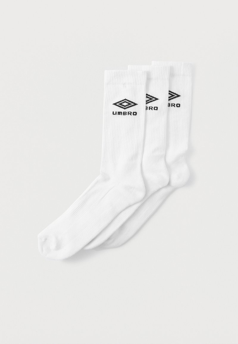 Białe sportowe skarpetki wykonane z bawełnianej mieszanki. Żebrowana faktura z czarnym logo "Umbro" nadrukowanym z boku. Opakowanie zawiera trzy pary.