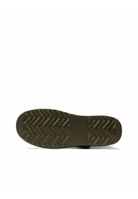 Mørkegrøn gummisko sål med zigzag mønster, glat midtersektion og afrundet tå-design for godt greb og holdbarhed.